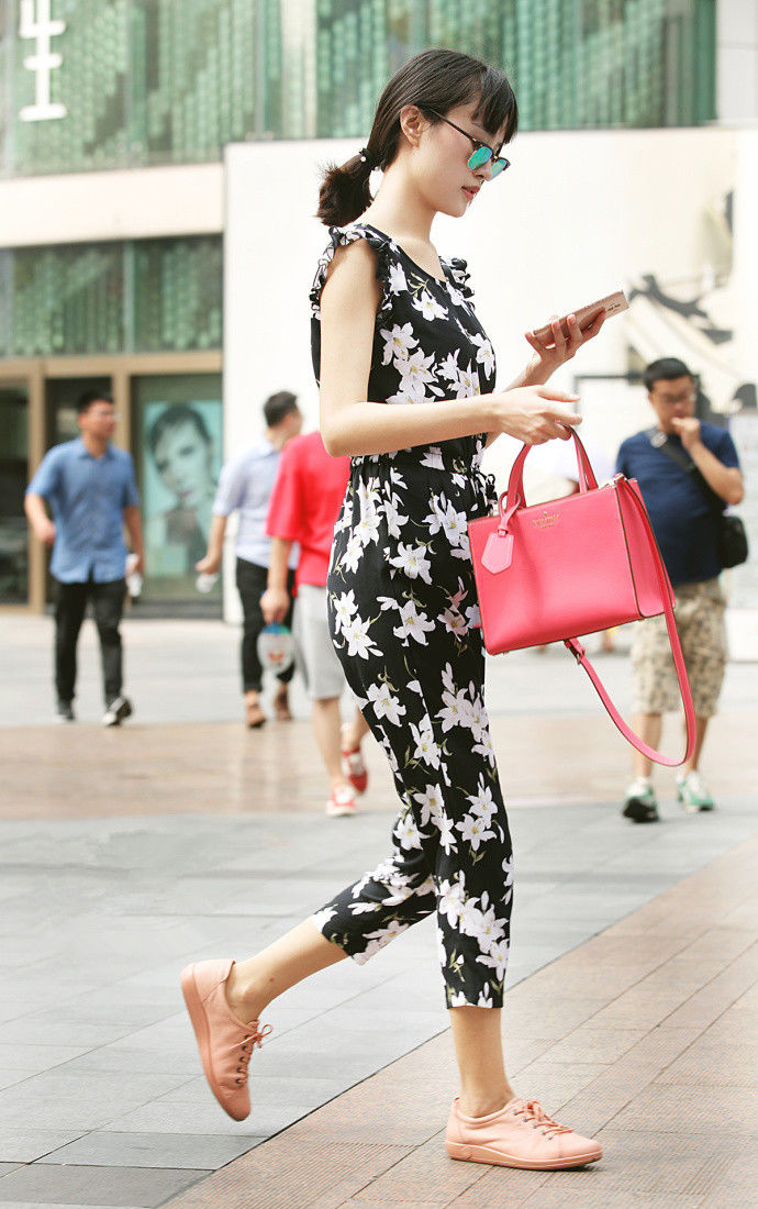 重庆街拍，简洁又百搭的搭配，更能绽放时尚的魅力!