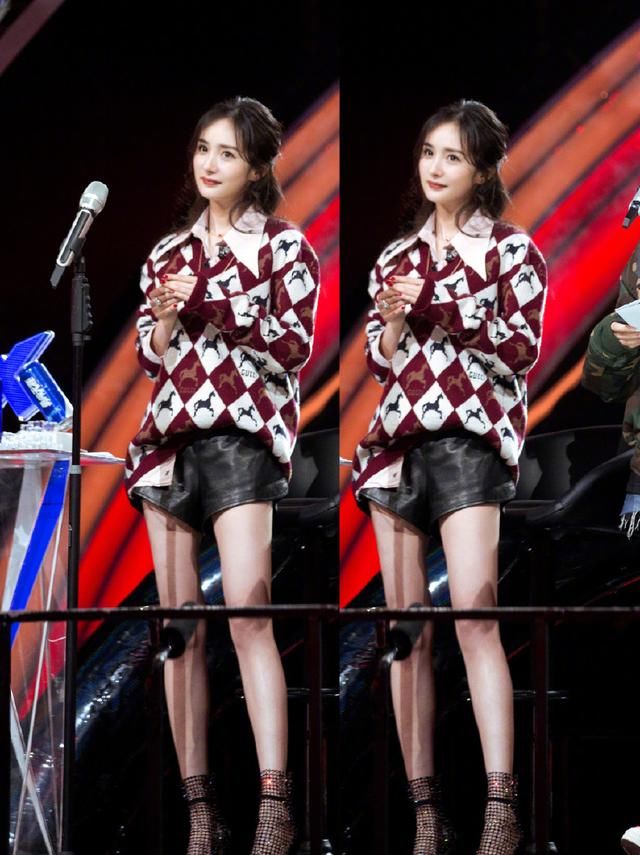 杨幂身穿碎花衬衣搭配皮短裤，大腿细的惊人，网友：这腿有1米8了