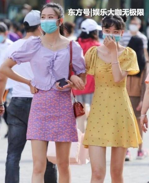  [风采]街拍：般般入画的小姐姐，一条黑色的斜肩连衣裙，魅力风采迷人