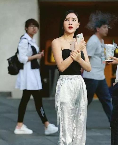  『风衣』养眼女神街拍：身材高挑的美女，一条白色连衣裙外搭长款风衣，时尚魅力范