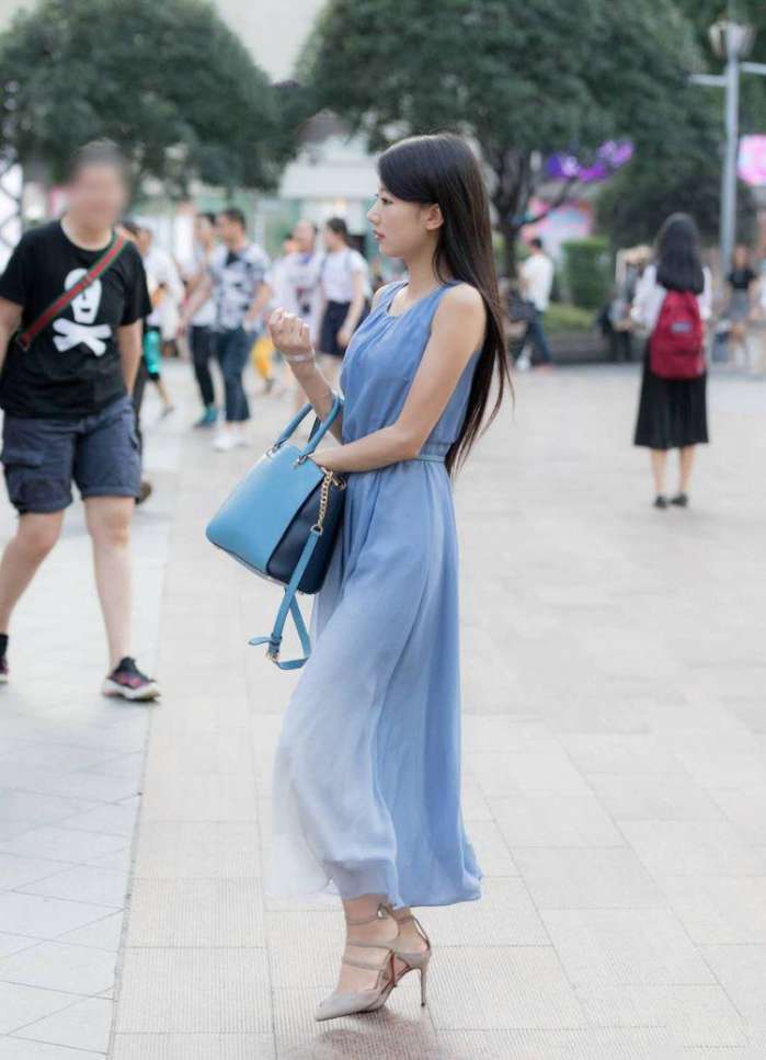 街拍: 四川辣妹子个个美美哒, 好身材的才敢这样穿!