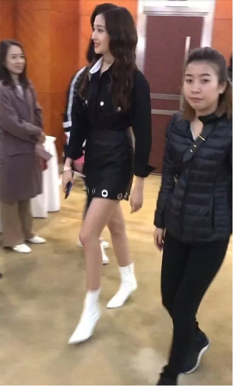 关晓彤黑色超短裙配白色高跟鞋亮相,网友炸锅