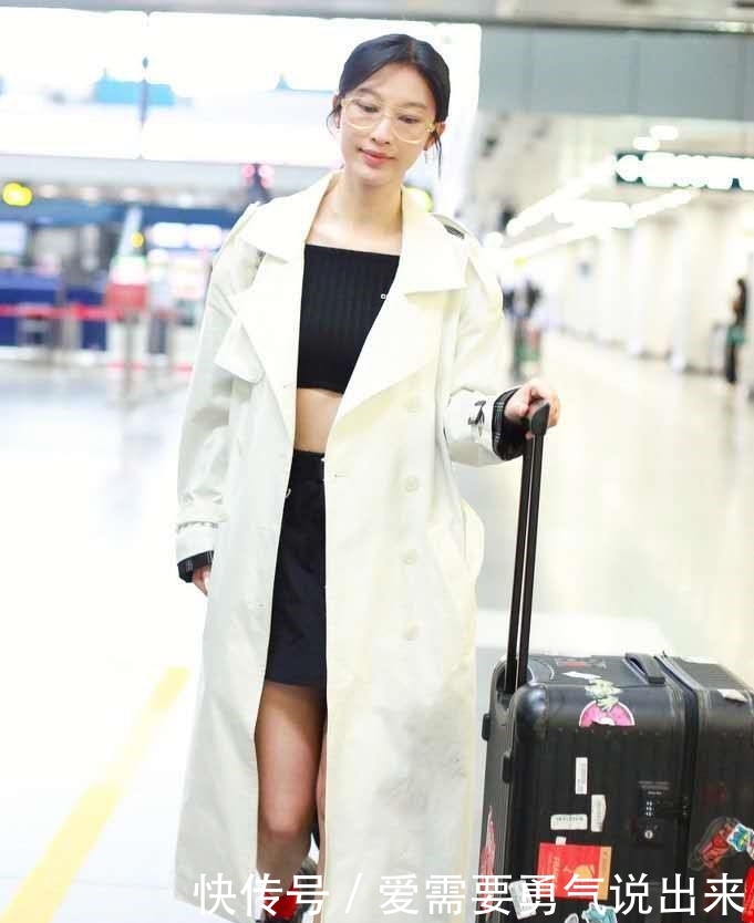  【冰淇淋】风衣不要只穿“卡其色”，今年流行“冰淇淋色”风衣，明星都在穿