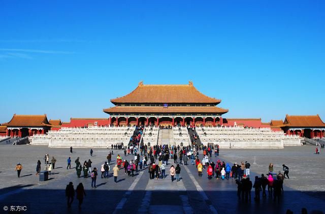 为啥故宫上面没有鸟屎？多年来成为未解之谜，游客闲逛时却戳破了