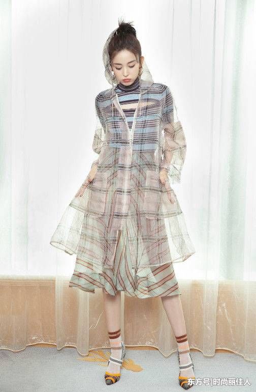 娜扎出席活动一身黑裙白到发光，网友:全靠颜值在撑!