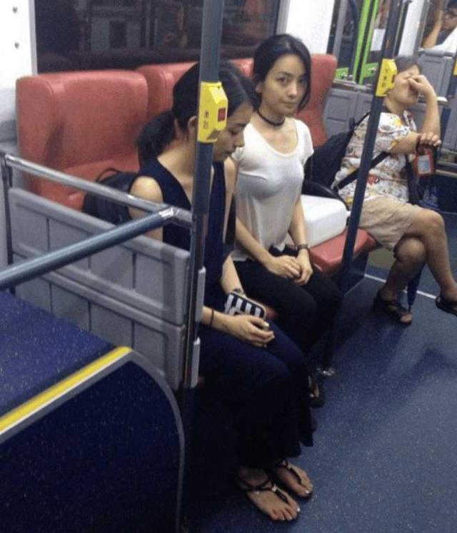 街拍：公交车上遇到的靓丽姐妹花, 而旁边的大妈实力抢镜！