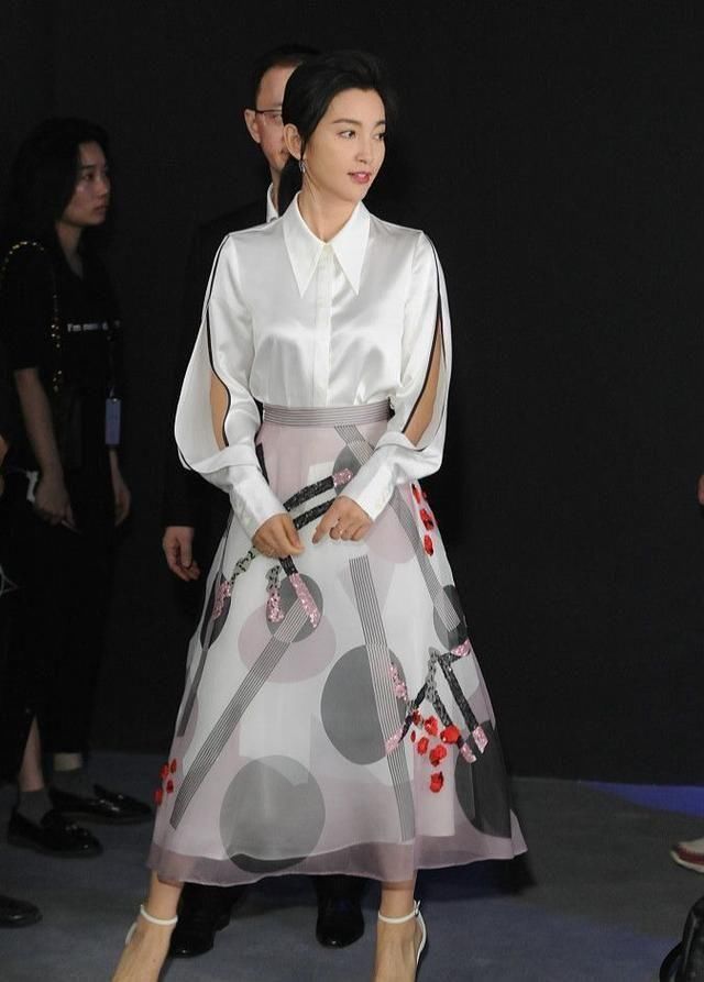 霍思燕、李冰冰隔空相撞，网友：腿弯是硬伤！