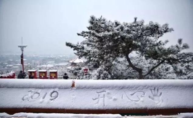 初雪后的北京美翻了! 故宫8万门票售罄, 游客景山“扎堆”赏雪