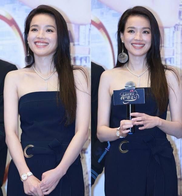 舒淇粉裙再现性感“酥胸”，但却被裙子勒出副乳，好尴尬!