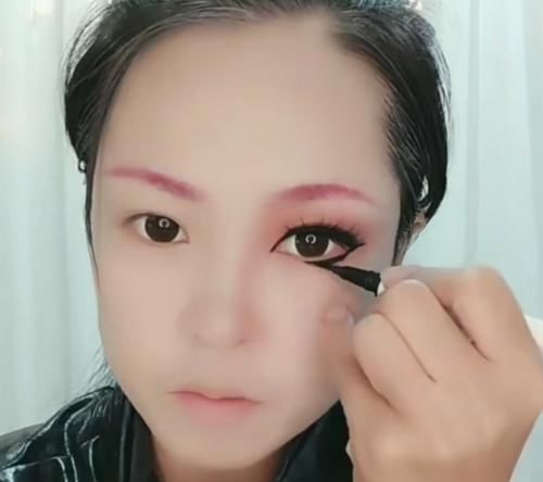 # 凑个#开始:凑个热闹,结束:民政局搬过来了,美术生仿妆“安琪拉”