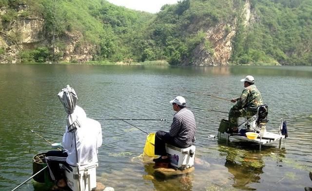 野钓■秋天野钓究竟是钓浅水还是钓深水好？看看这三个区别，你