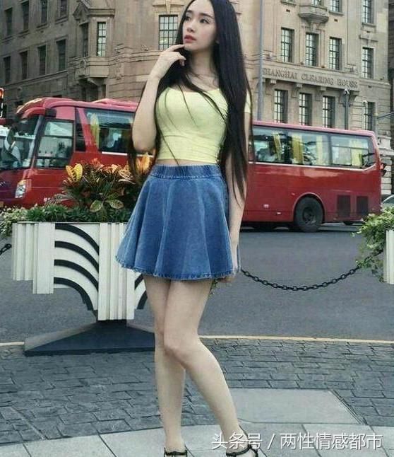 街拍：图四穿吊带小背心，“丰盈饱满”的身材，让人难以忘记！