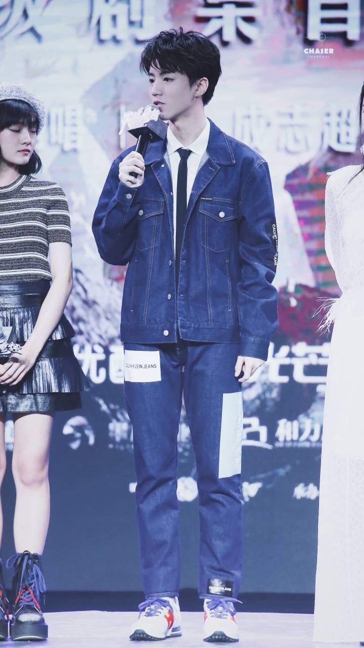 王俊凯帅气亮相《天坑猎鹰》发布会