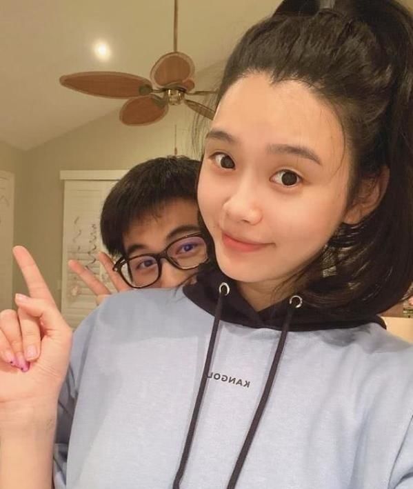 账号@何猷君用老婆账号发视频，为王嘉尔庆生超用心，却被指特效好幼稚