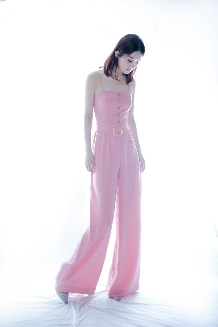 赵丽颖的腰太细，还好是吊带连体裤才不会往下掉，网友:更显腿长