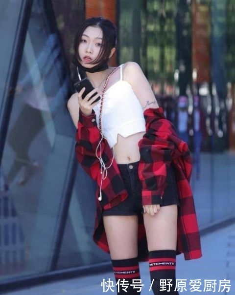  『美女』街拍：肌若凝脂的美女，一件蓝色短袖配牛仔短裤，青春活力好身材