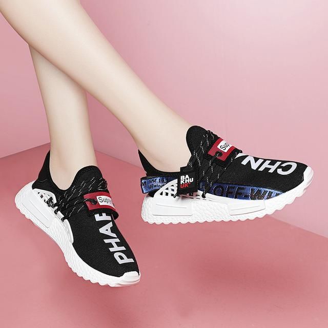 小姨45岁,入秋就穿“飞织小白鞋”,配上牛仔裤,美嫩不看年纪