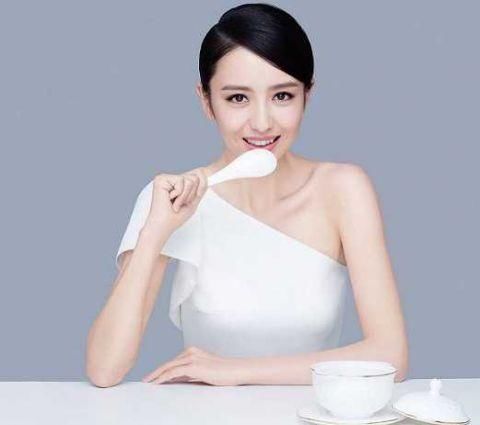 有4个特征的是美女的“标志”，赵丽颖有2个，杨幂仅有一个