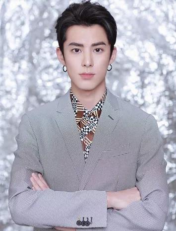 鲻鱼头发型得靠颜值撑！范丞丞像精灵，杨洋超日系，鹿晗不敢认！