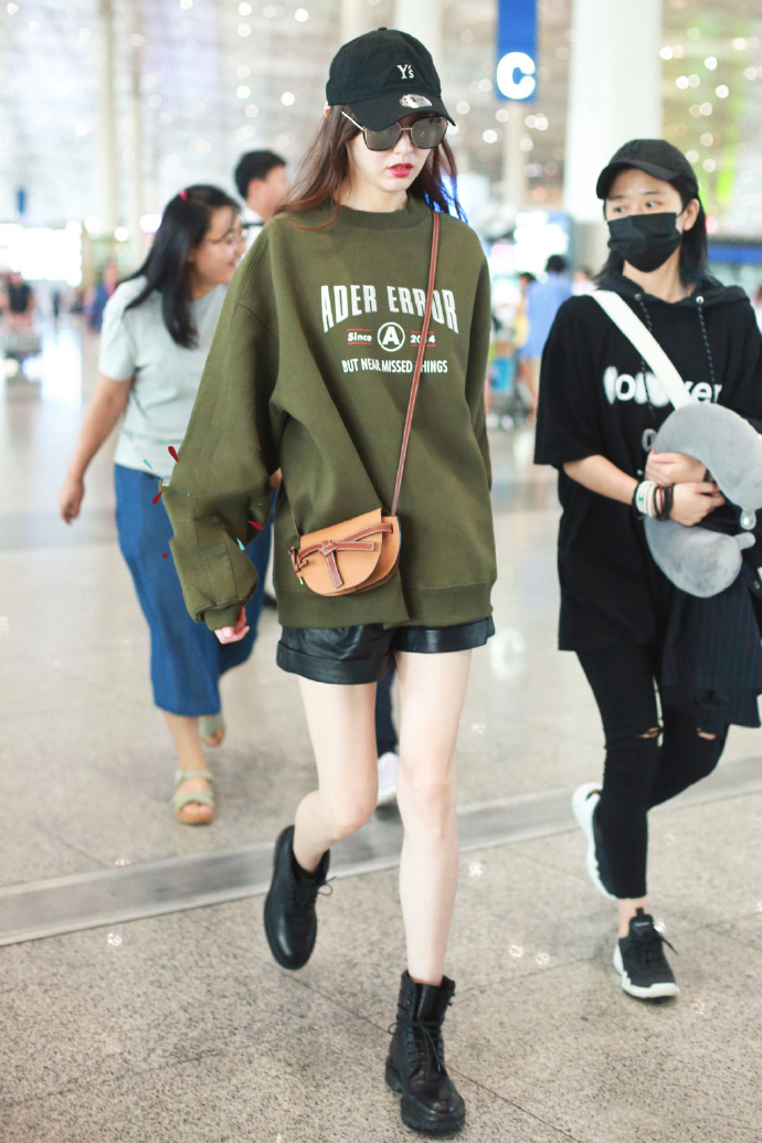 唐嫣成腿精了，军绿卫衣搭黑色皮短裤秀美腿，网友：这腿像竹竿！