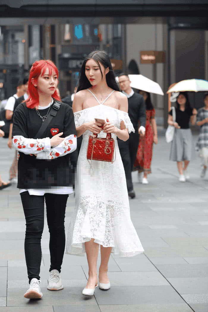 街拍美女：轻盈与清新，闺蜜们阳光下的暖心气息