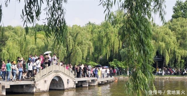 我国仿古最成功的人造景点,门票售价580,但游客仍络绎不绝