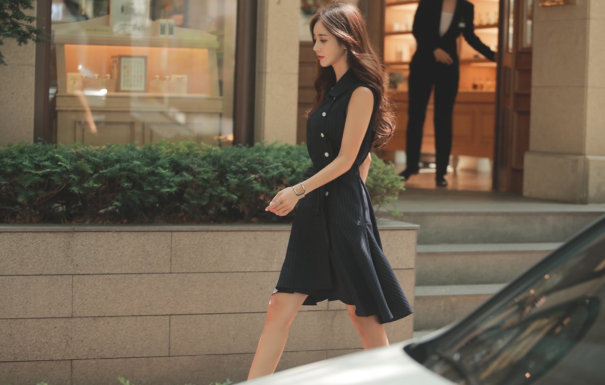 女神珠珠:黑咖啡愠色竖条不对称束腰裙