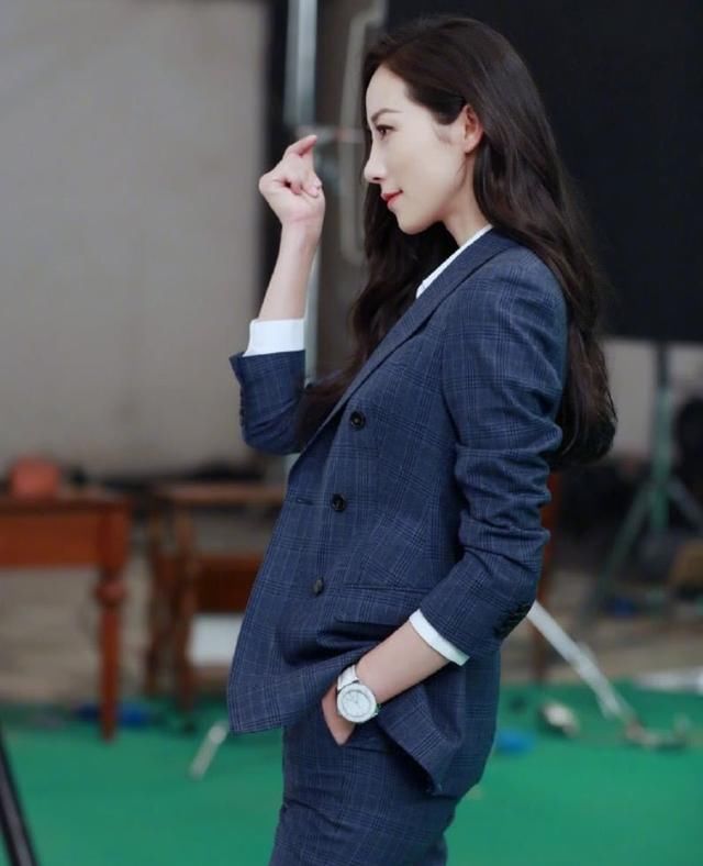 气质女神韩雪也会选错裙子，腰围都粗了三圈，搭配红鞋更尴尬！