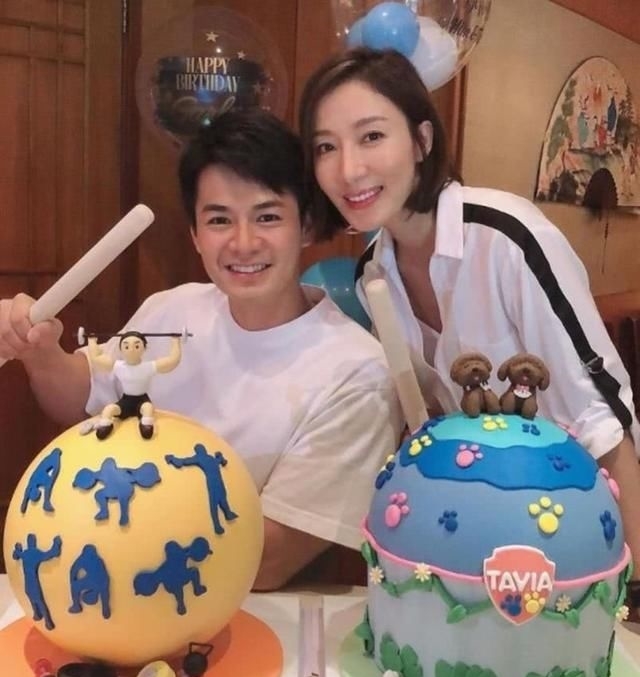  杨怡：杨怡怀孕后首现身，挺7月孕肚载母亲外出，下车接受采访很亲切