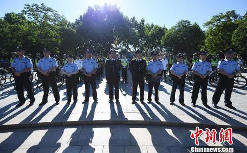 风度高过温度 意大利警察三伏天着正装现身