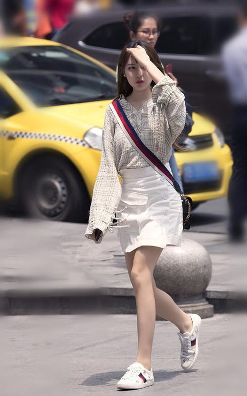 路人街拍，可爱小姐姐身材苗条，穿包臀裙凸显好身材，气质独特