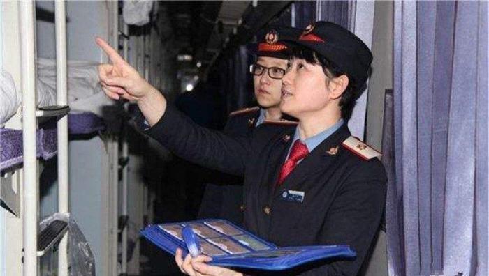 乘坐火车的卧铺的时候，乘务员为什么要收走火车票？原因很暖心
