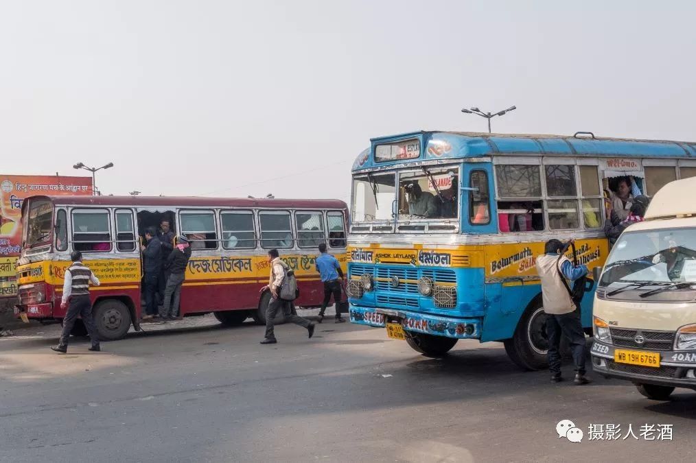 印度街头实拍：公交车上下人都不停车，全程开着门经常有人挂上面