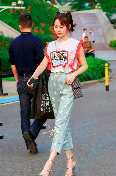  『紧身裤』街拍美女身材高挑的时尚紧身裤小姐姐，彰显不俗穿搭品味