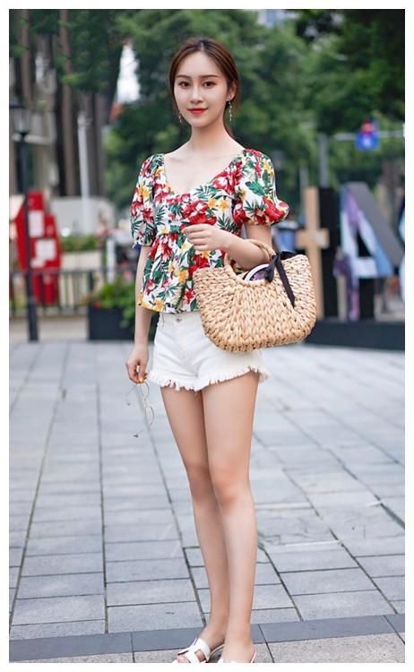 街拍：图1短裤清凉，图5曲线玲珑，图8连衣裙白皙精致