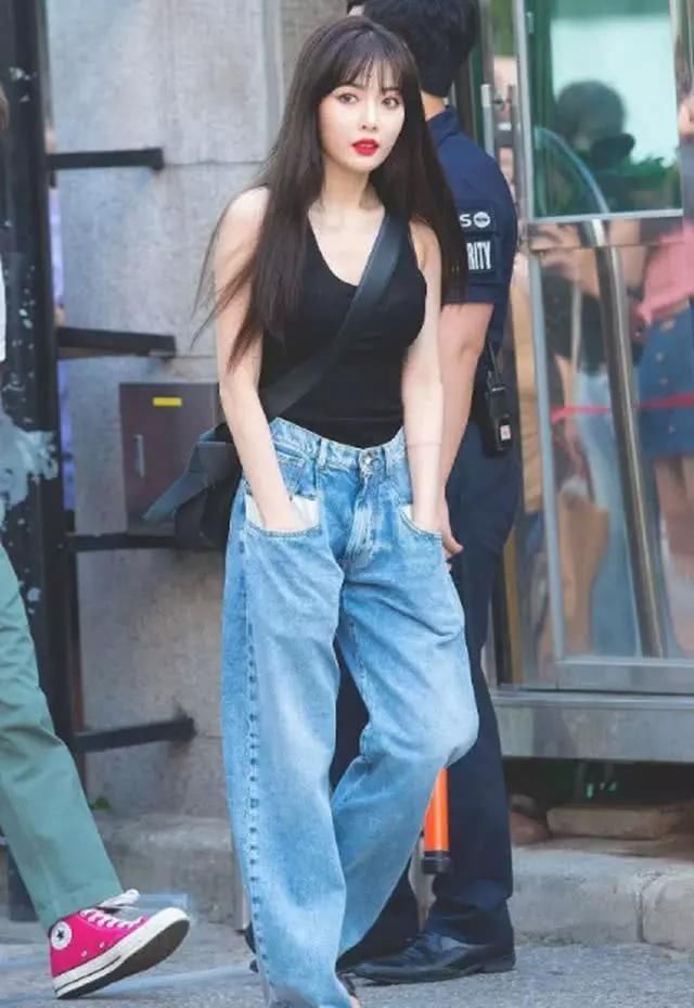 金泫雅真敢穿,裤子“肥到”都快挂不住了,网友:不怕掉下来吗?