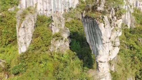 云南的一处“奇石”景观，屹立悬崖千万年不倒，走近才看见秘密