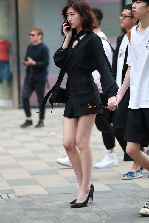 路人街拍，气质大长腿小姐姐，旁边那个是你弟吧