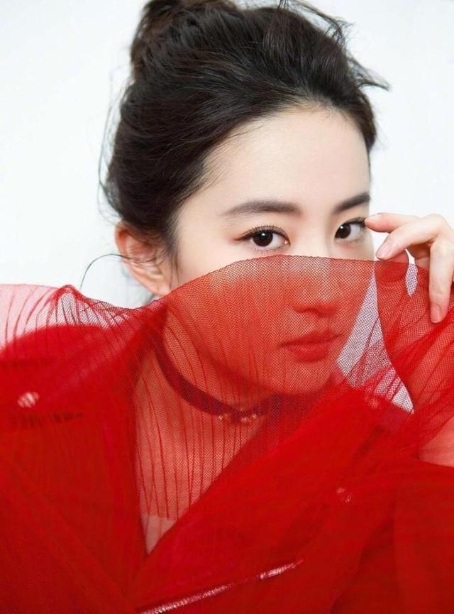 刘亦菲阿sa同穿红色皮衣，一个清纯似仙女一个风尘似舞女