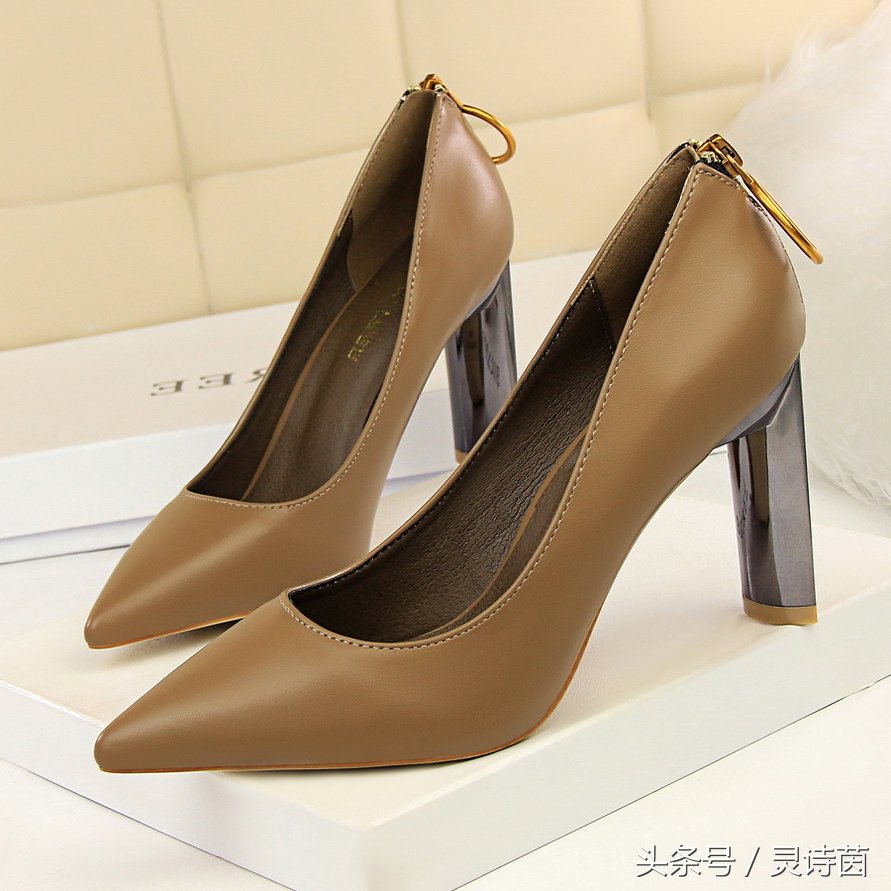 你肯定没见过这样的凉鞋吗?欧美大牌范，大气时尚，美的不要不要