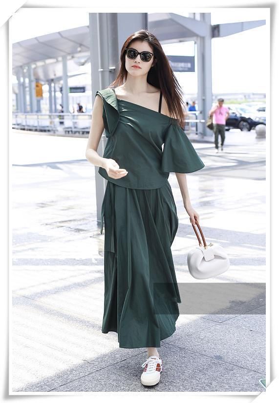 当何穗和姚晨同穿墨绿色露肩裙，网友:差距赶超买家秀和卖家秀!