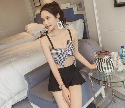 夏末！小姐姐身穿泳衣！展现出自己妩媚多姿的好身材！