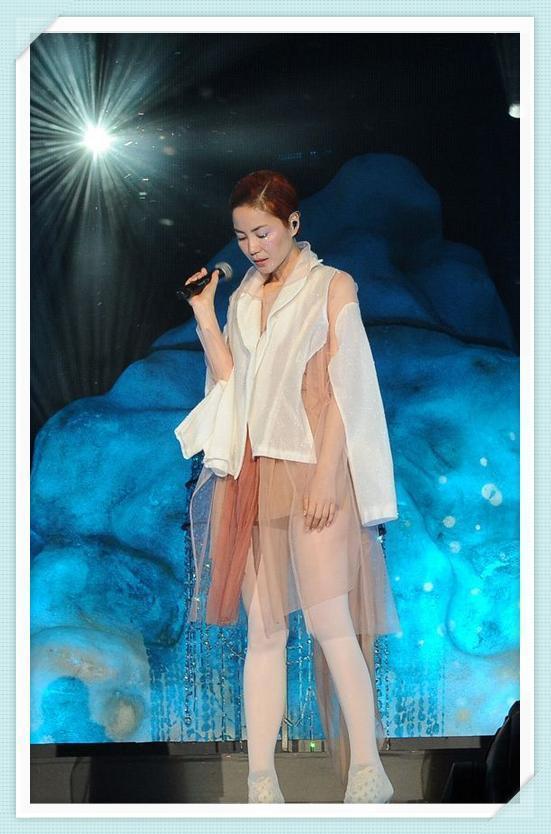 王菲连腰带都没系就出来了？网友：大概只有天后能驾驭了吧