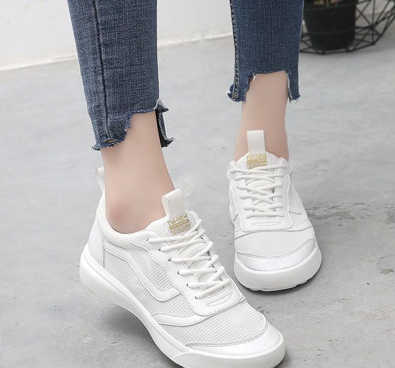 越来越多女人不穿高跟鞋了，如今大家流行这样穿，连闺蜜都羡慕我