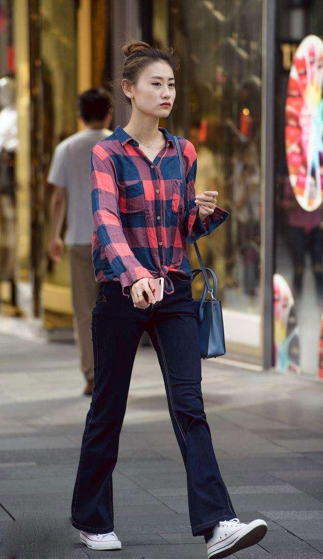 紧身裤简单又不失甜美气息,让整个下半身看起来更为的利落!