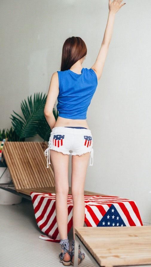 街拍:在大街上看见穿超短牛仔裤的姐姐，心情是不是很好?