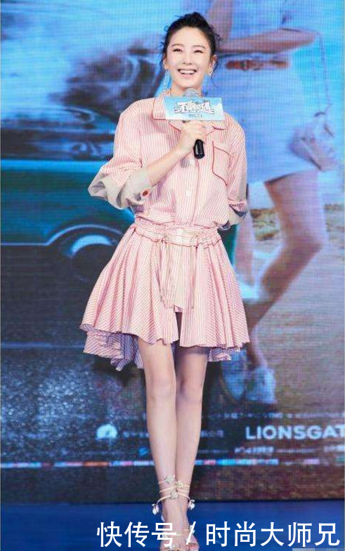 张雨绮胆真大! 穿热裤却坐一张透明椅子, 网友: 腿都拧成麻花了!