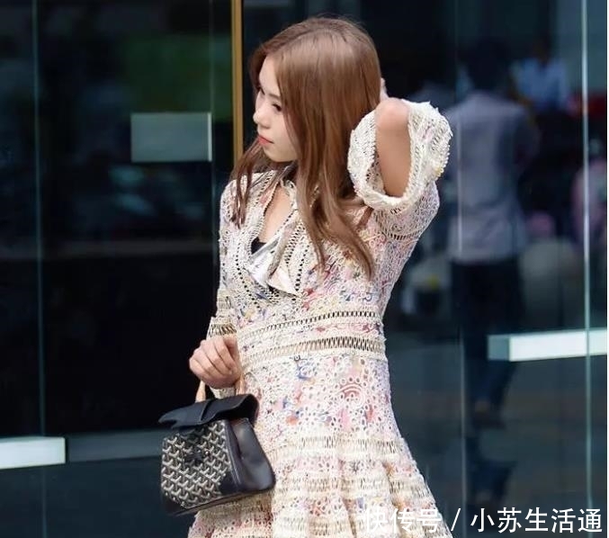 「拥有」街拍:拥有独特气质的女子,穿搭时尚,彰显迷人女性之美