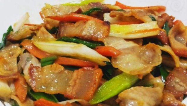  下饭■炒腊肉时，万万不可直接下锅炒，多做一步，香辣入味，好吃又下饭