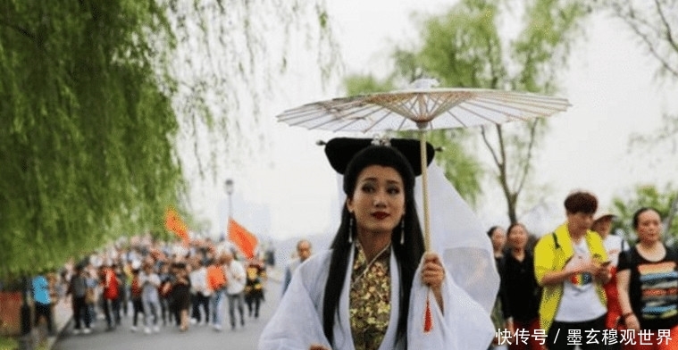“白娘子”撑伞逛西湖, 没等来许仙, 却被保安驱赶